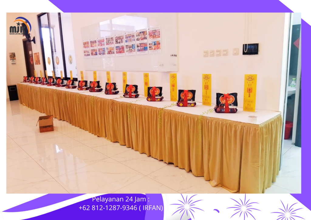 Sewa Meja Kotak UK 120x60 Taplak Putih Skirting Gold Jakarta Utara
