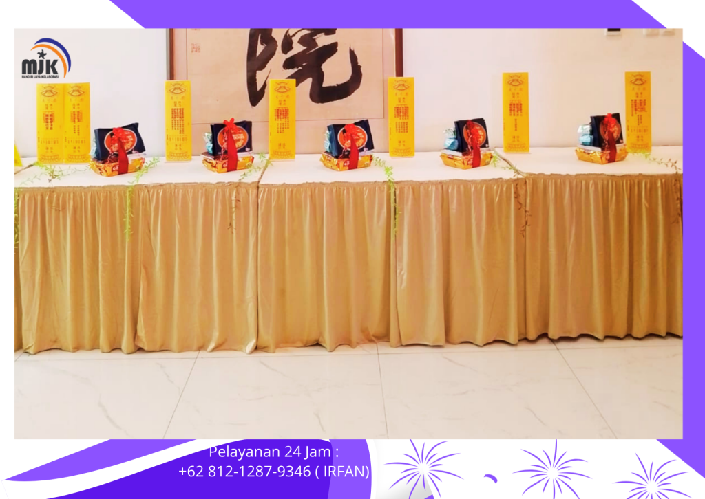 Sewa Meja Kotak UK 120x60 Taplak Putih Skirting Gold Jakarta Utara